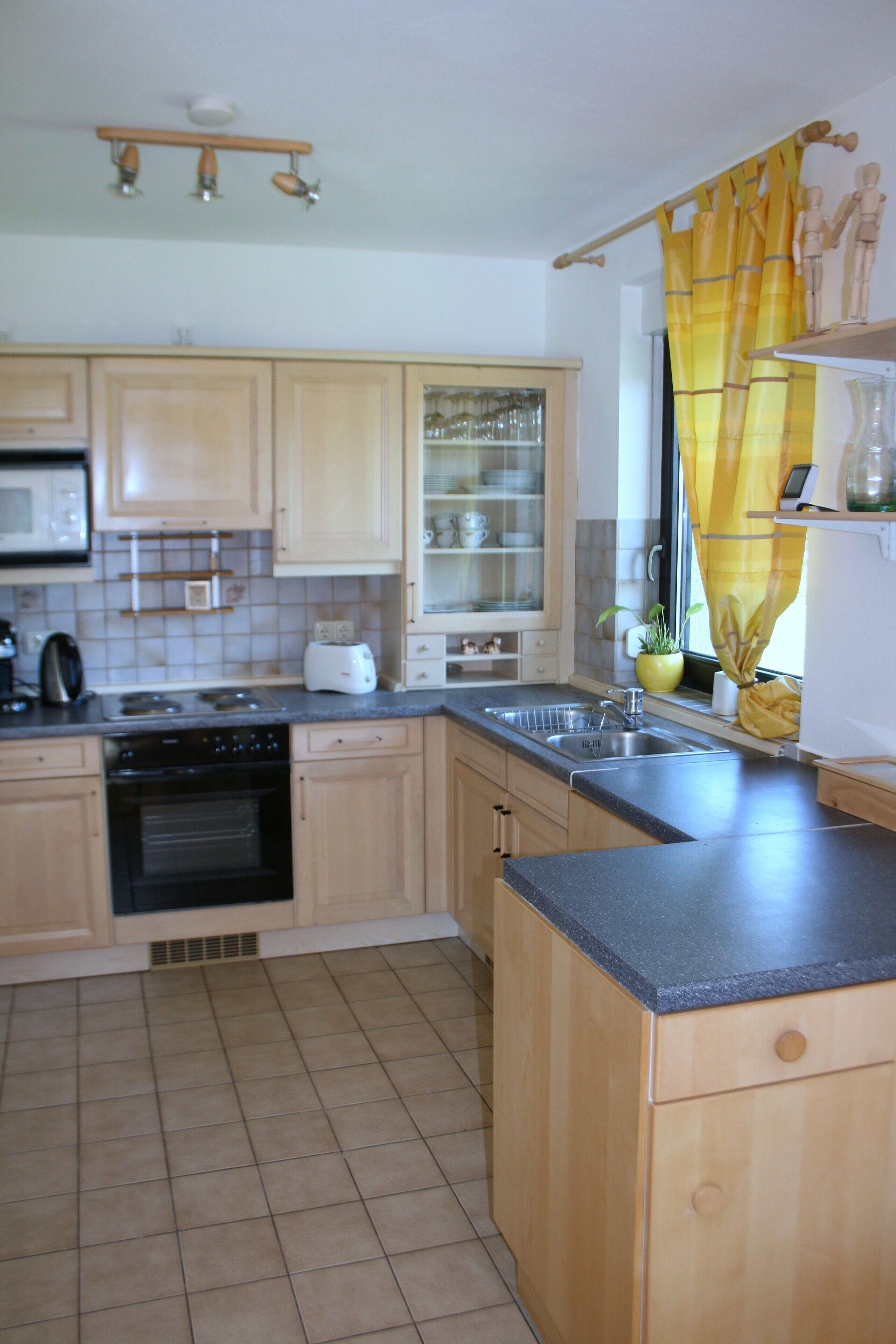 Lovely cottage in a wooded area with a large garden. Pets welcome.