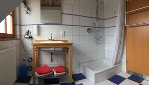 提供毛巾、番梘、廁紙