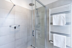 Dusche, Haartrockner, Handtücher, Seife