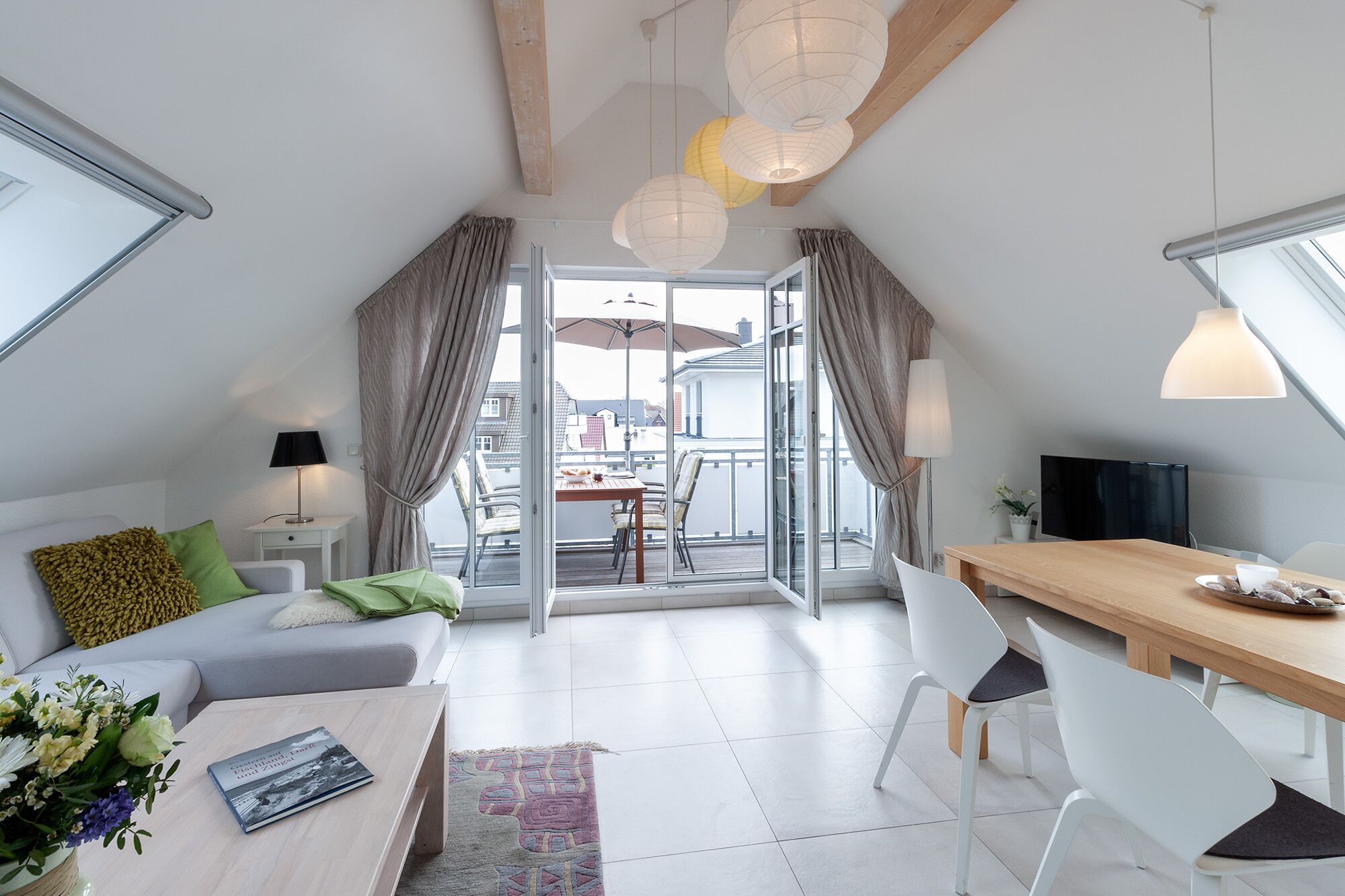 Televisor intel·ligent, reproductor de DVD, llibres i videoteca 