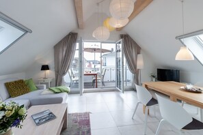 A modern apartment with a balcony, a dining area, and a living room. - Still available from 01.-12. May 2019 (Zingst (Ostseeheilbad))