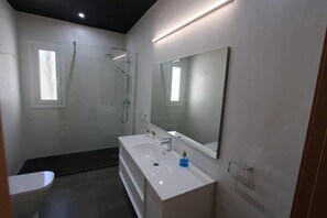 Bathroom - CASA ROQUES DORADES,Ideal house for your holidays near the sea, free wifi, OPTIONAL AIR CONDITIONING, private pool, pets allowed, dog’s beach (Ametlla de Mar (L'))