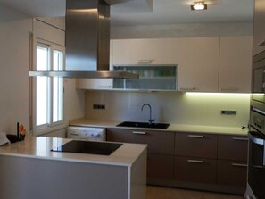 Kylskåp, mikrovågsugn, ugn och diskmaskin