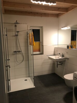 Haartrockner, Handtücher, Seife, Toilettenpapier