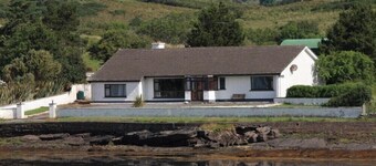 Spacious shore-side bungalow in an exclusive and historic location