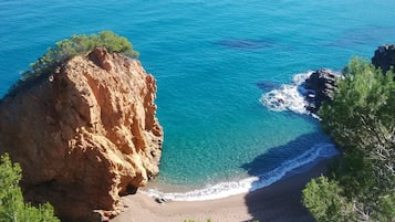Ubicación cercana a la playa y toallas de playa