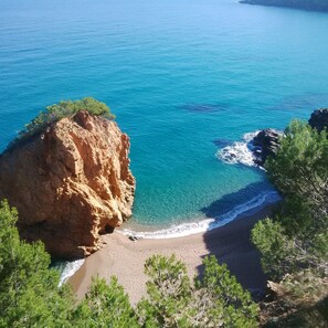 A coastal landscape with a rocky cliff, clear blue sea, and a sandy beach. - Modern cosy villa near beaches and village of Begur. Calm and green surrounding (Begur)