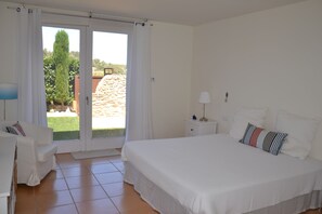 5 habitaciones, escritorio y tabla de planchar con plancha 