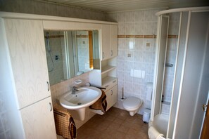 Badewanne, Haartrockner, Handtücher, Seife