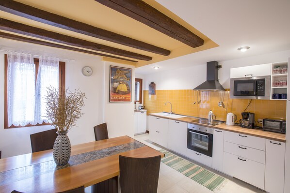 Fridge, microwave, oven, stovetop