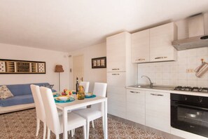 Frigorifero, forno, piano cottura, pentole/stoviglie/utensili