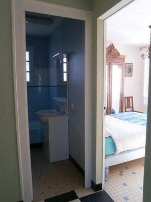 3 chambres, fer et planche à repasser, Wi-Fi gratuit, draps fournis