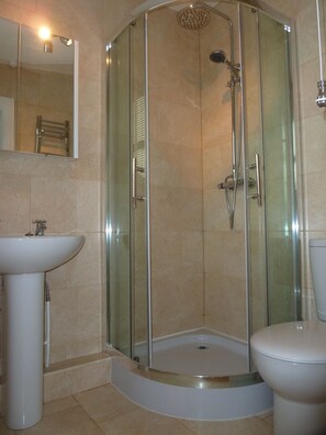 Combined shower/tub, hair dryer, towels, soap - Dog Friendly, Cosy Fisherman's Cottage Within 150 Metres Of A Long Sandy Beach  (Caister-on-Sea)