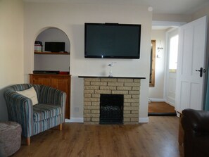 Smart TV, fireplace, video games, DVD player - Dog Friendly, Cosy Fisherman's Cottage Within 150 Metres Of A Long Sandy Beach  (Caister-on-Sea)