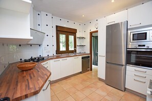 Frigorífico, horno, placa de cocina y lavavajillas