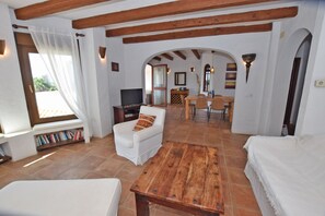 3 bedrooms, iron/ironing board, free WiFi, bed sheets - Beautiful and cozy Villa with pool, ideal for a family. 6 Pax (Tarifa)