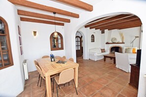 Dining - Beautiful and cozy Villa with pool, ideal for a family. 6 Pax (Tarifa)