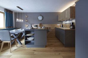 Fridge, oven, stovetop, dishwasher