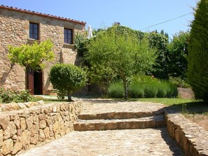 Property grounds - Peace, rest and relaxation in a lovely renovated, Catalan farmhouse (Castell D'Aro)
