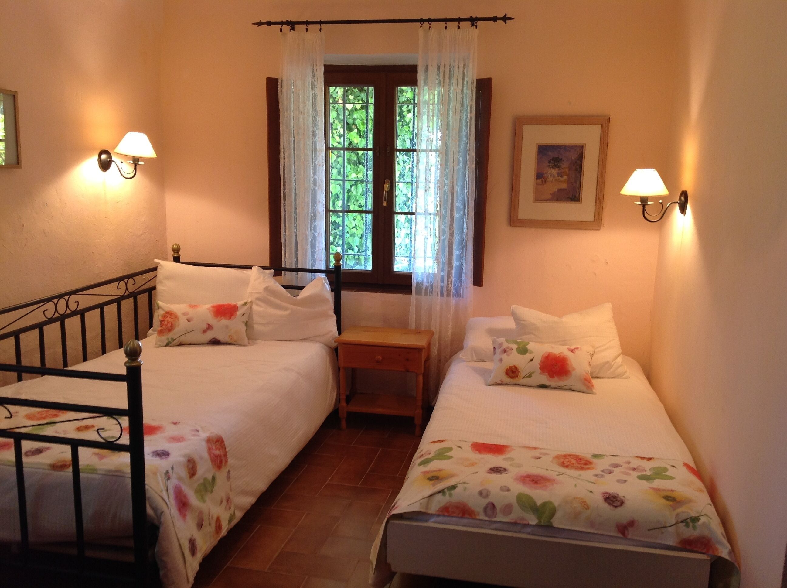 3 slaapkamers, een kluis op de kamer, een strijkplank/strijkijzer, wifi