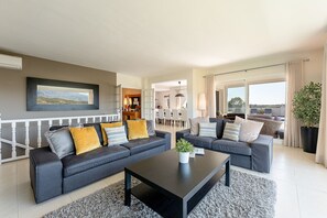 Una televisión, una chimenea