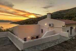 Property grounds - Open Your Door On The Beach! - Private Beach Home (Mpoufalo)