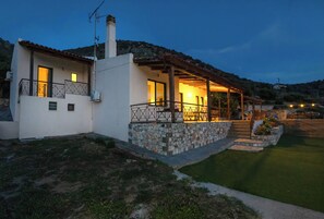 Exterior - Open Your Door On The Beach! - Private Beach Home (Mpoufalo)
