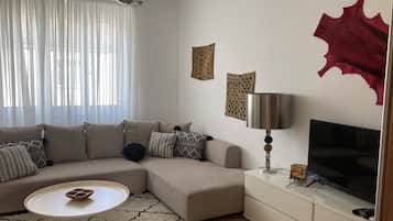 Smart-TV, DVD-Player, Bücher, Musikbibliothek