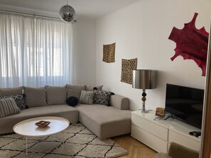 Smart-tv, dvd-spelare, böcker och ett musikbibliotek