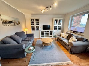 Smart-TV, DVD-Player, Bücher, Videothek