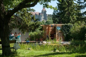 Property grounds - Organic home, garden & swimming pond, quiet location, Vienna reached in 15 min (Maria Enzersdorf)