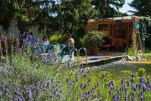 Property grounds - Organic home, garden & swimming pond, quiet location, Vienna reached in 15 min (Maria Enzersdorf)