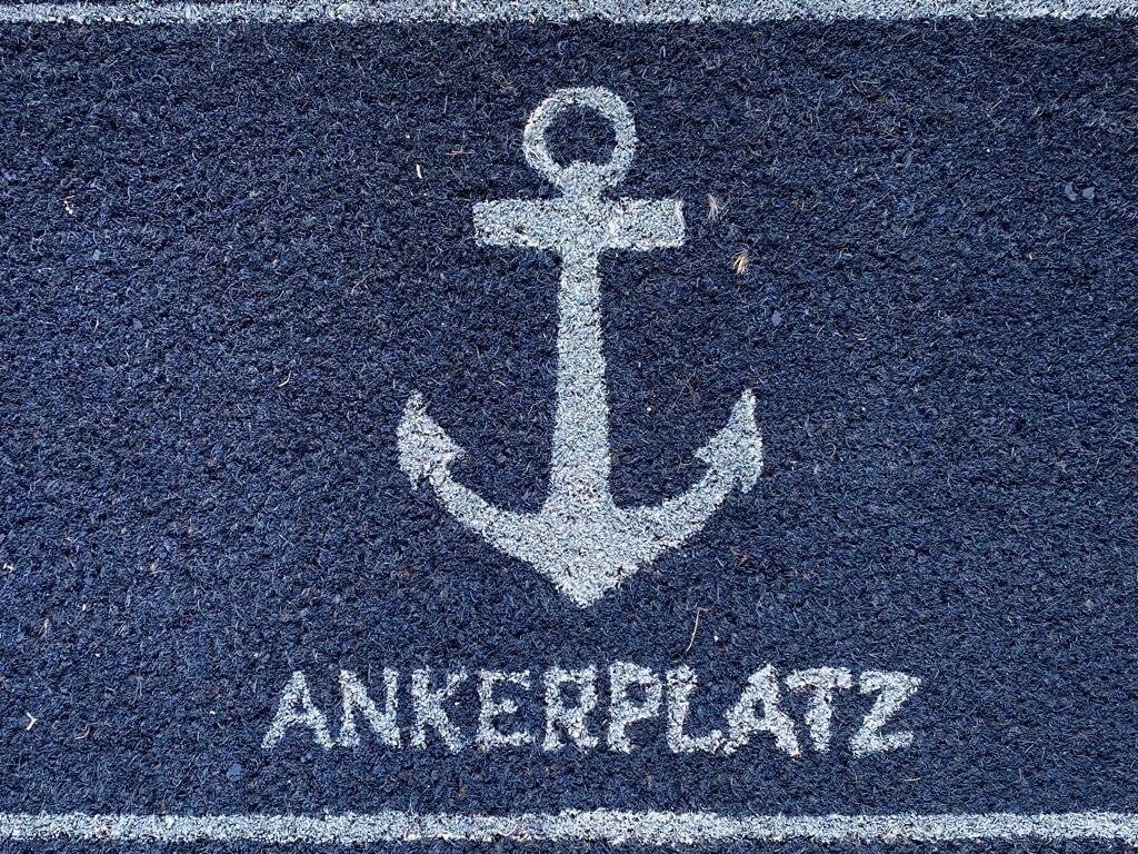 A textured surface with an anchor symbol and the text "ANKERPLATZ".