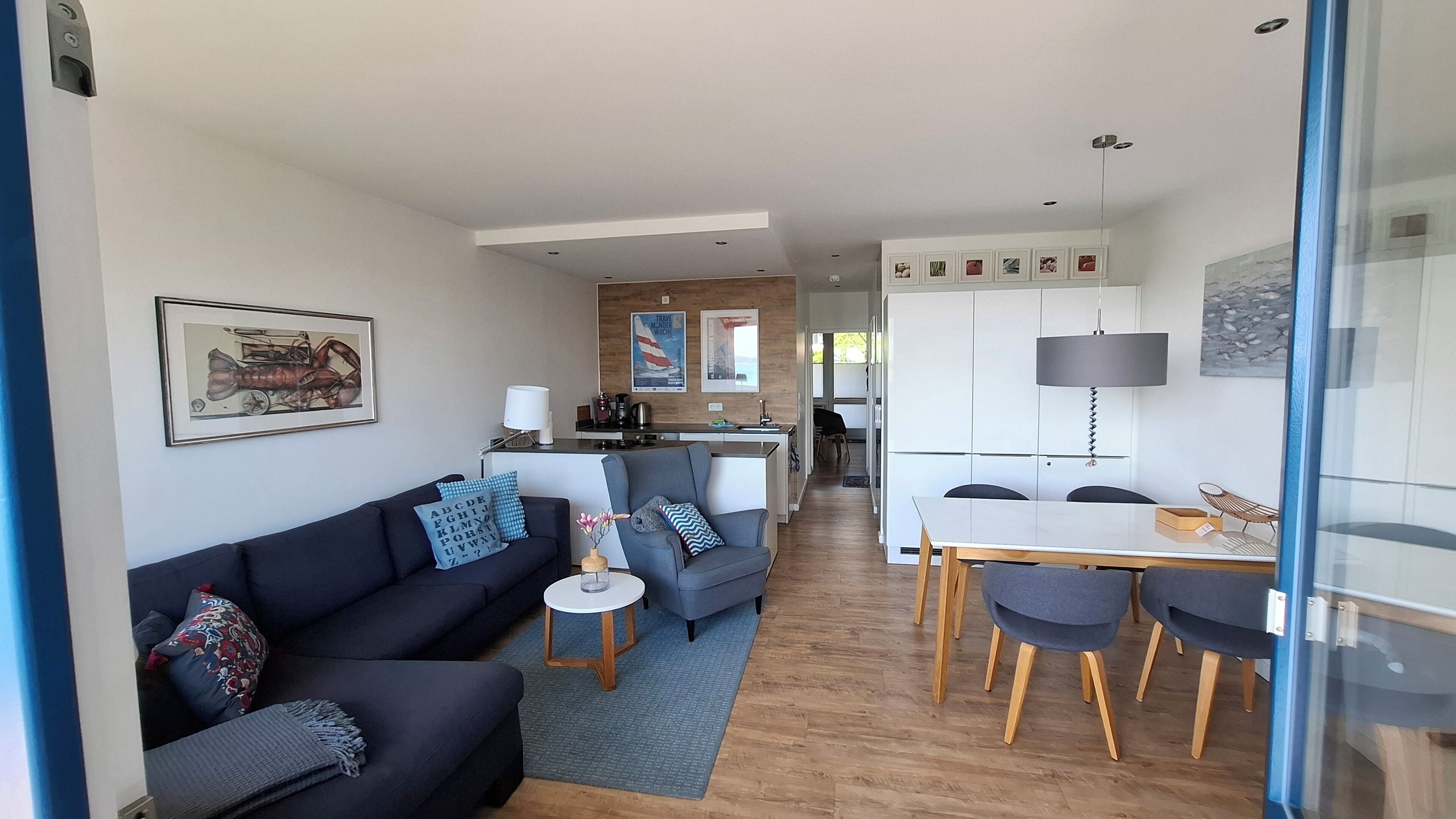 Een smart-tv, boeken en een stereo