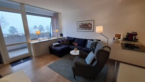 Smart-TV, bøker og stereoanlegg