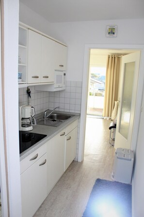 Geladeira, micro-ondas, cooktop, cafeteira/chaleira