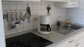 Réfrigérateur, micro-ondes, plaque de cuisson, cafetiÚre/bouilloire