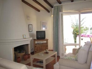 TV, fireplace - House near the sea (Lagos)