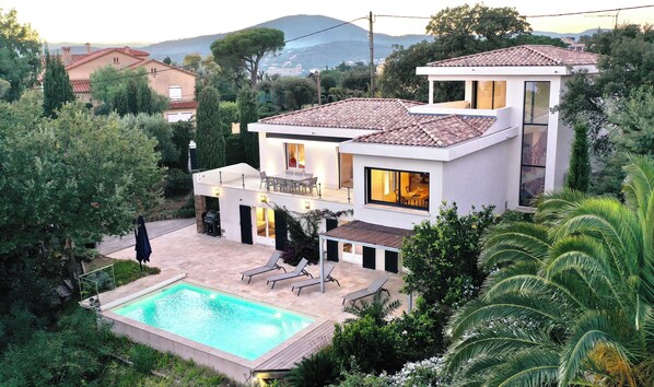 Exterior - Villa Sainte Maxime, near downtown, private heated pool / sea view (Sainte-Maxime)