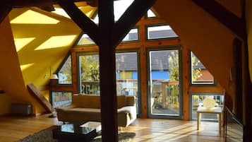 Una televisión, una chimenea, libros, un reproductor estéreo