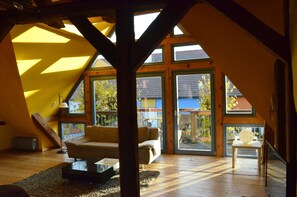 Fernseher, Kamin, Bücher, Stereoanlage