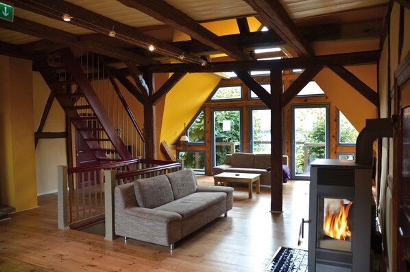 Fernseher, Kamin, Bücher, Stereoanlage