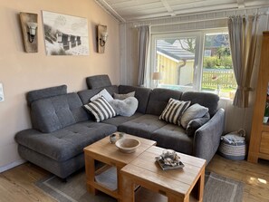 Tv, eldstad, dvd-spelare och ett bordtennisbord