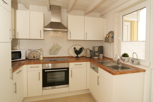 Kjøleskap, mikrobølgeovn, ovn og kokeplater