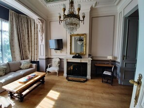 Smart-TV, Kamin, Bücher