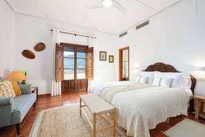 9 bedrooms, in-room safe, desk, iron/ironing board