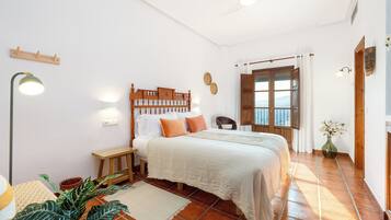 9 bedrooms, in-room safe, desk, iron/ironing board