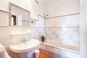 Kombination af bruser/badekar, hårtørrer, bidet, håndklæder