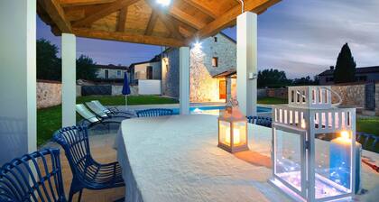 Beautifully renovated villa with pool; welcoming and pet-friendly