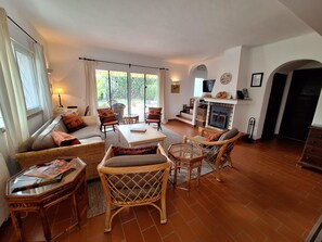 Smart-TV, peis, DVD-spiller og bøker